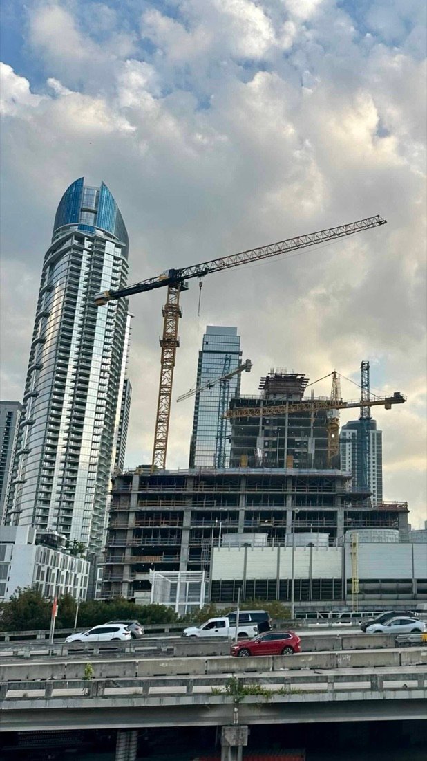 Grúas torre sobre un edificio en construcción en Miami